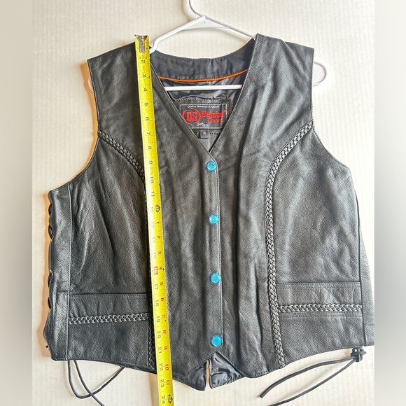 Women's Braided Leather Vest - Picture 14 of 16